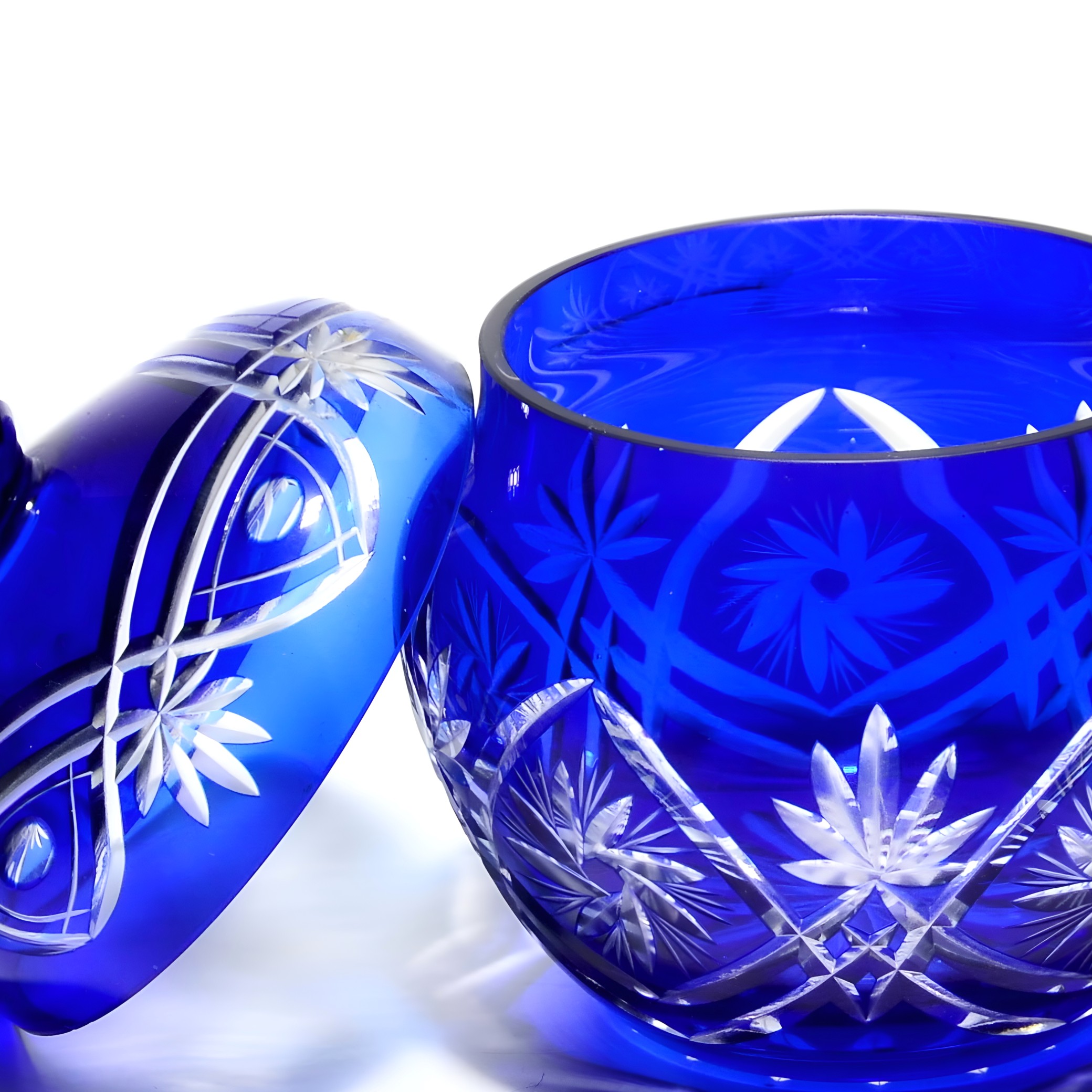 Blaues Kristallglas-Schatzkästchen, Geschliffene Glasbonbonniere, Blaue Kristalltrinketbox, Seltenes Vintage-Bohemia-Glas.